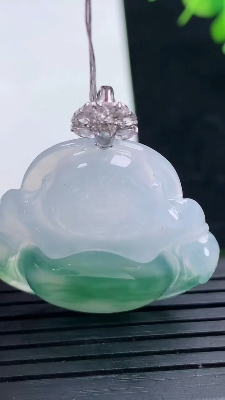 天然A货翡翠种飘花佛公吊坠尺寸31.4-33.3-5.6重量:9.92g
3月17日