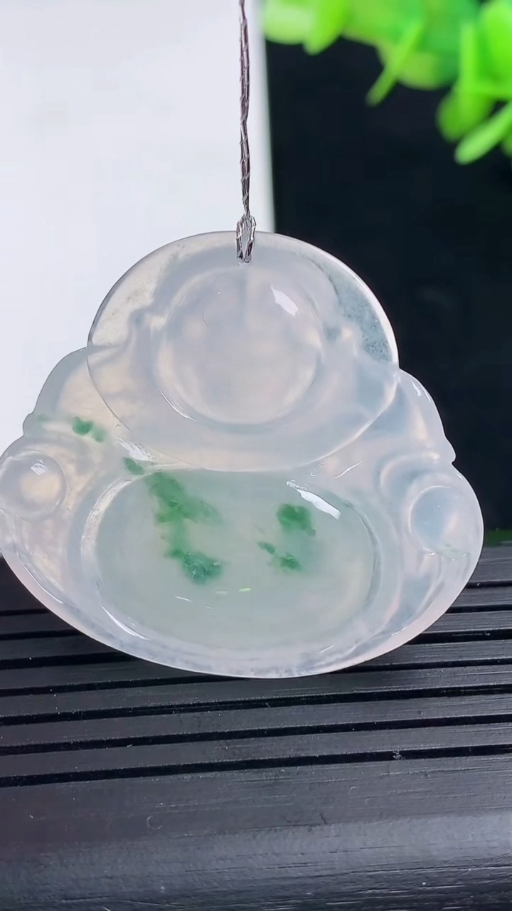 天然A货翡翠种飘花佛公吊坠尺寸32.3-36.4-5.9重量:10.84g
3月17日