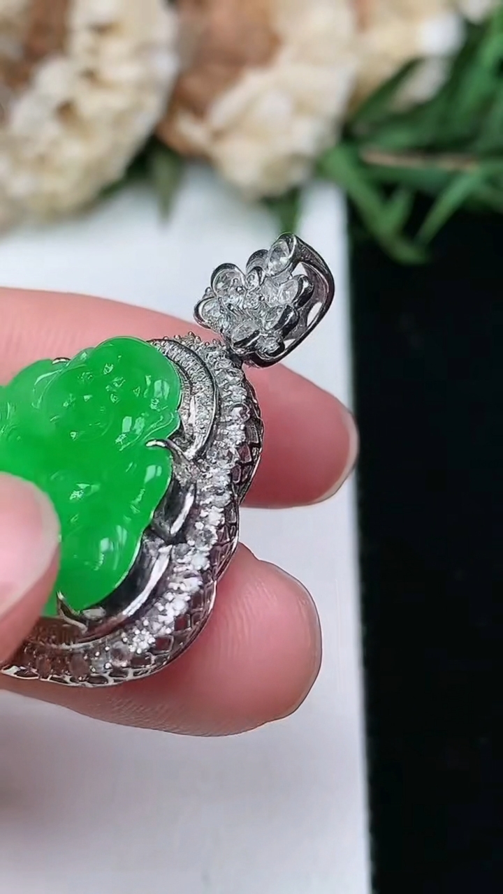 天然A货翡翠佛公吊坠，尺寸31.6-23.9-9.8，裸石16.8-20.5，重量:6.37g
3月18日