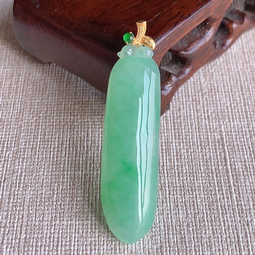 天然A货翡翠18K金镶嵌满绿福瓜吊坠 
尺寸46.5-40-11.8-6.6mm 重量7.46g 0315