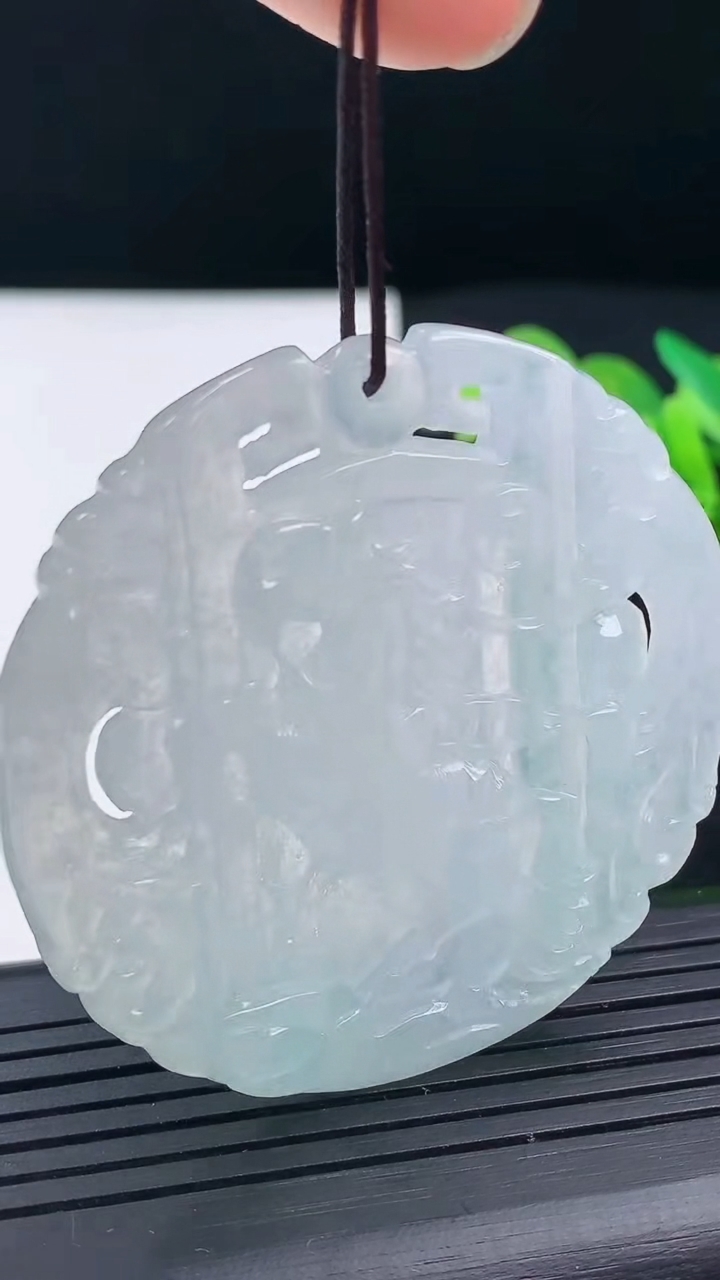 天然A货翡翠生肖马吊坠尺寸51.4-50.7-4.4重量:23.83g
3月17日