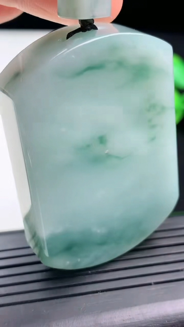 天然A货翡翠飘花无事牌吊坠尺寸54-37.9-11.4重量:73.06g
3月17日