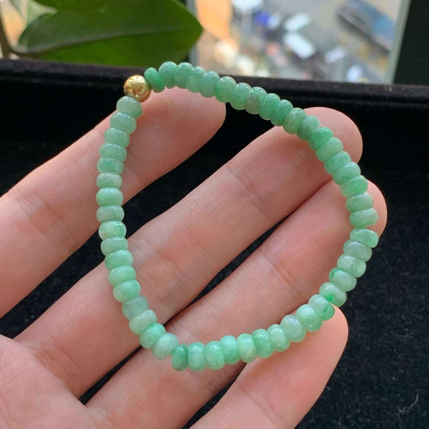 A货天然翡翠冰糯种满绿算盘珠手链重量11.93
3月17日