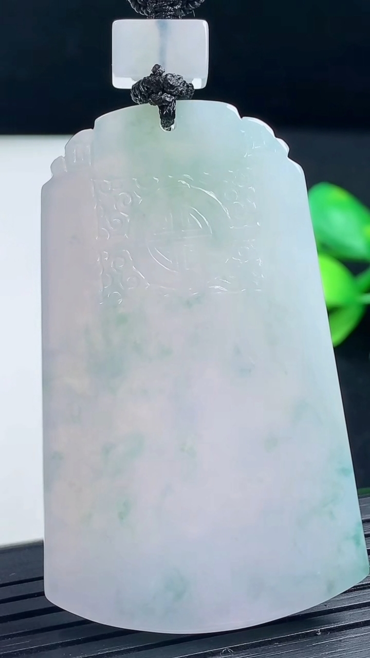 天然A货翡翠种飘花仿古无事牌吊坠尺寸58.1-35.5-5.2重量:37.09g
3月17日