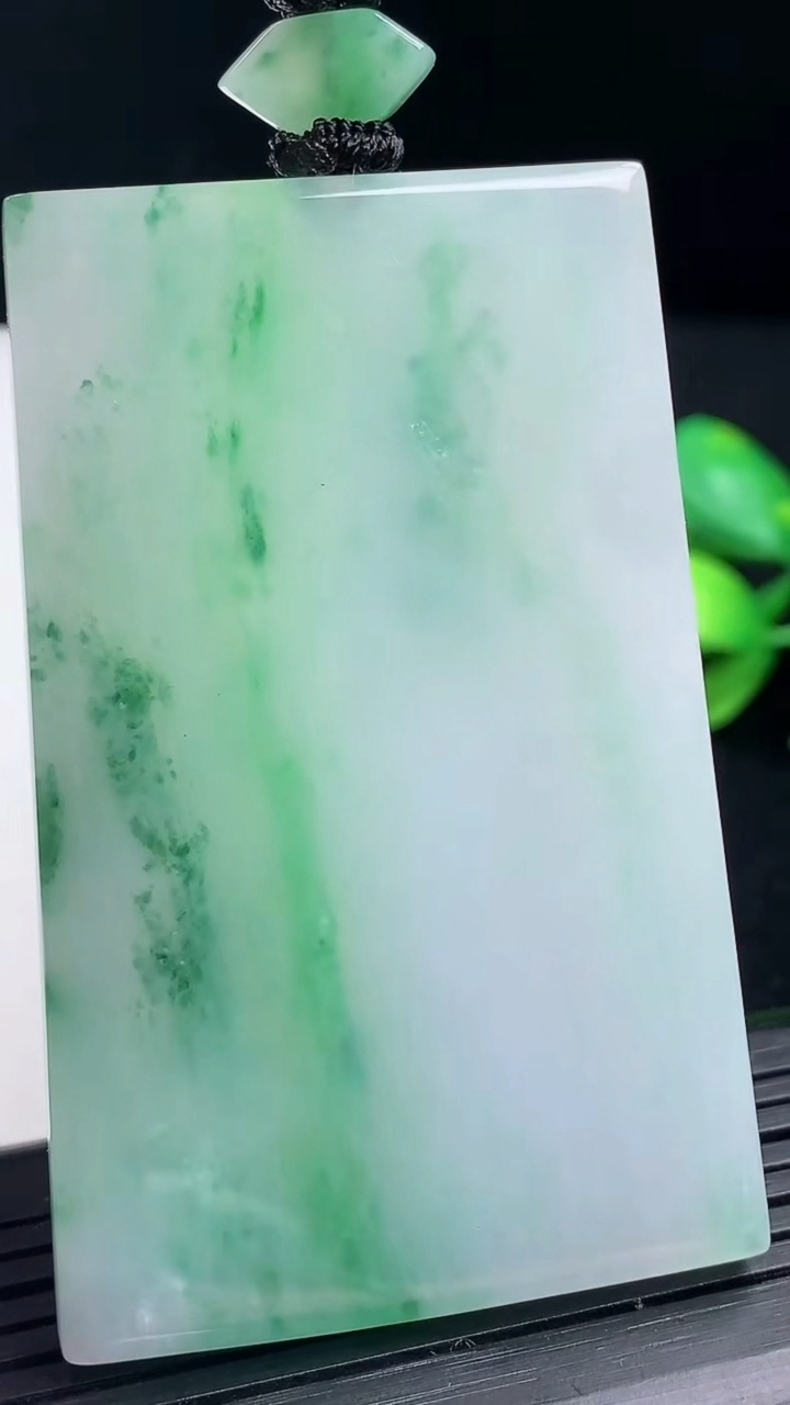 天然A货翡翠无事牌吊坠尺寸64-40.6-6.3重量:53.32g
3月17日