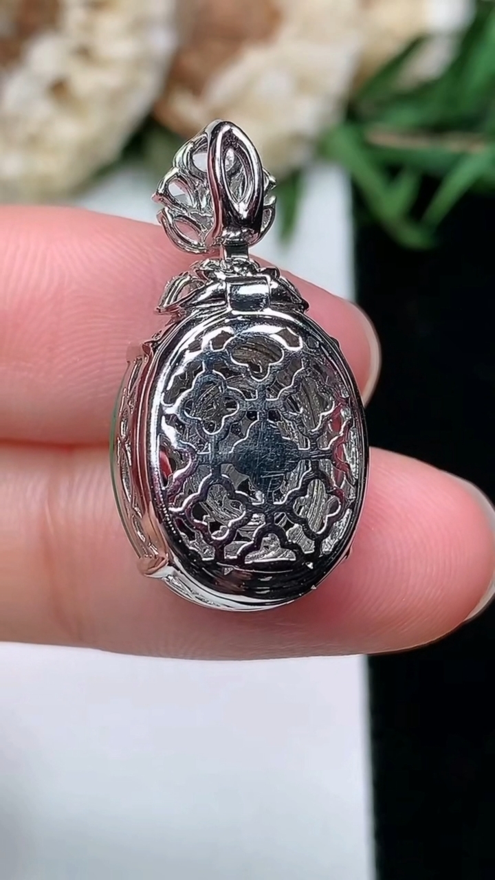 天然A货翡翠蛋面吊坠，尺寸16-13.4-9.8，重量:5.25g
3月17日