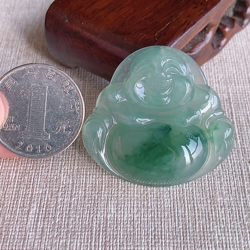 天然A货翡翠飘花大件佛公吊坠 
尺寸36.6-39.5-7mm 重量15.25g 0315