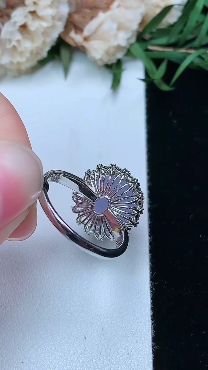 天然A货翡翠k金紫罗兰蛋面戒指，尺寸17-10.7-9.8，重量:4.00g2026年3月17日
工厂直销收藏佳品,种好水足，色泽均匀，有种有色，上手高大气！