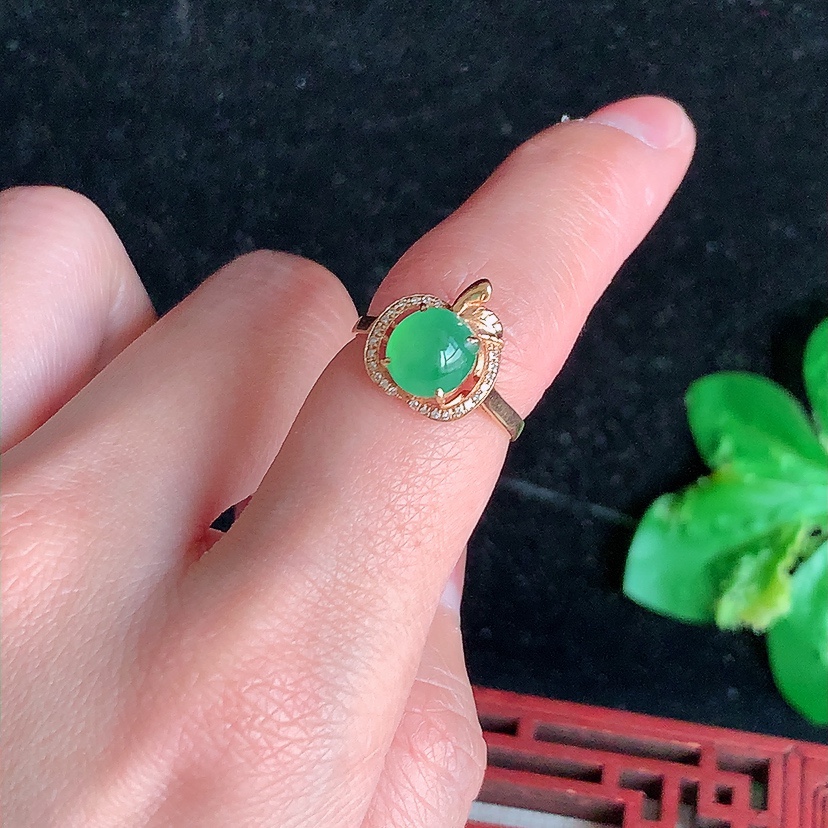 天然A货翡翠18K金伴钻镶嵌满绿蛋面戒指 圈口16.2裸石
尺寸7-6.7mm 重量1.72g 0315