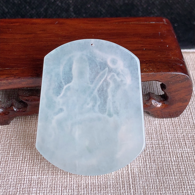 天然A货翡翠白月光一刀切文殊菩萨吊坠 
尺寸48.4-39-5.4mm 重量23.04g 0315