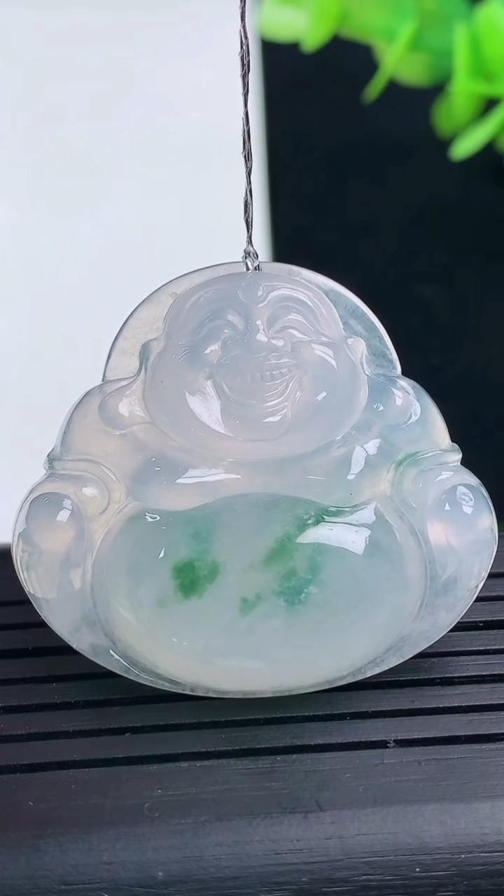 天然A货翡翠种飘花佛公吊坠尺寸32.3-36.4-5.9重量:10.84g
3月17日