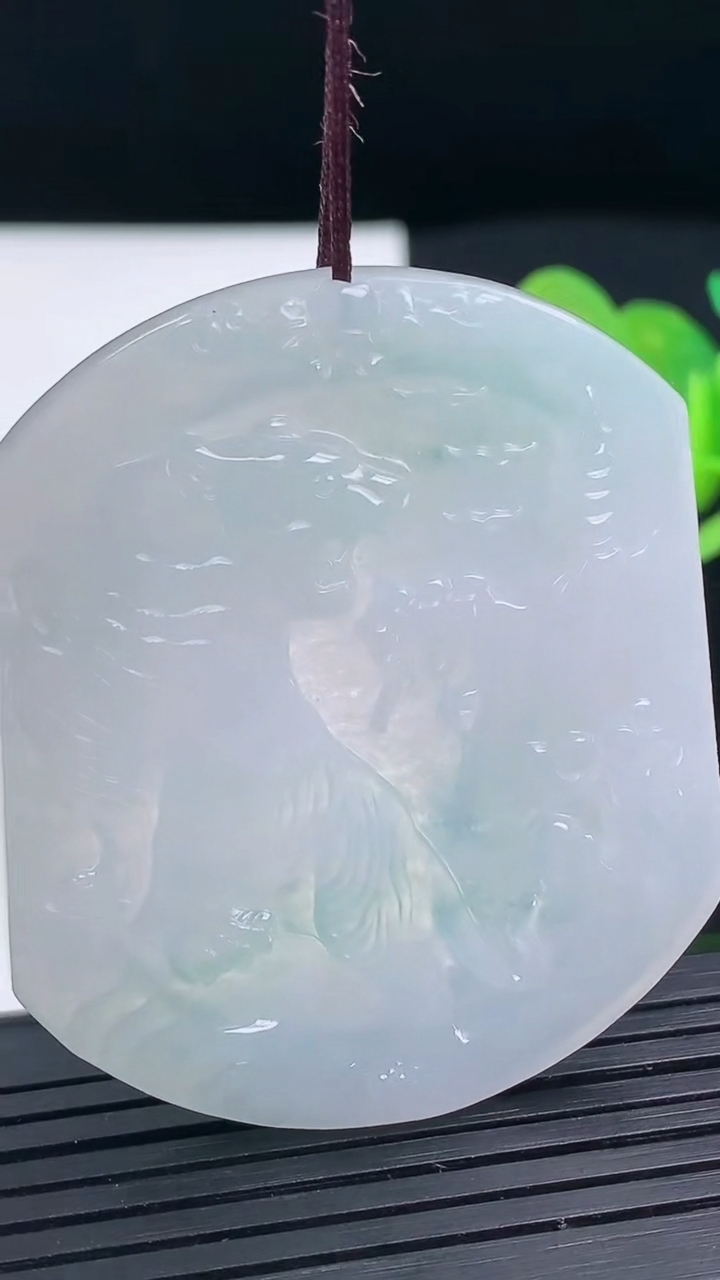 天然A货翡翠生肖虎吊坠尺寸49.9-42.4-5重量:23.60g
3月17日