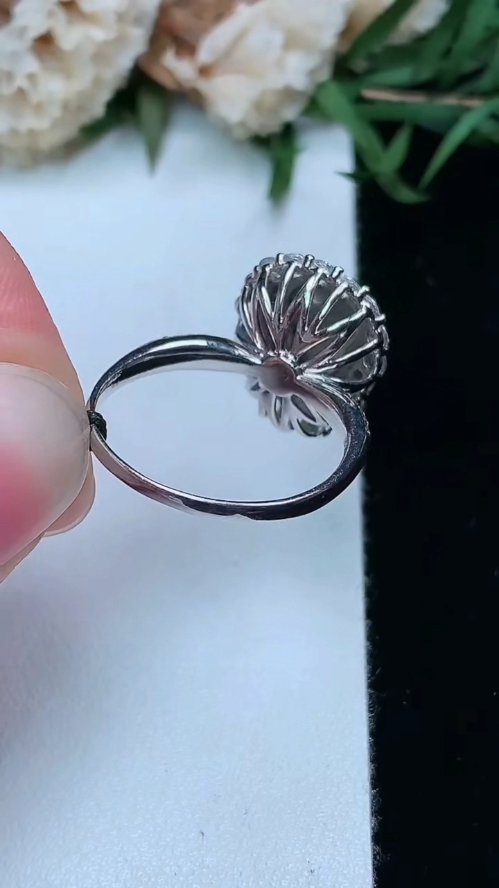 天然A货翡翠葫芦戒指，尺寸17.5-9.3-7.2，重量:3.29g2026年3月17日
工厂直销收藏佳品,种好水足，色泽均匀，有种有色，上手高大气！