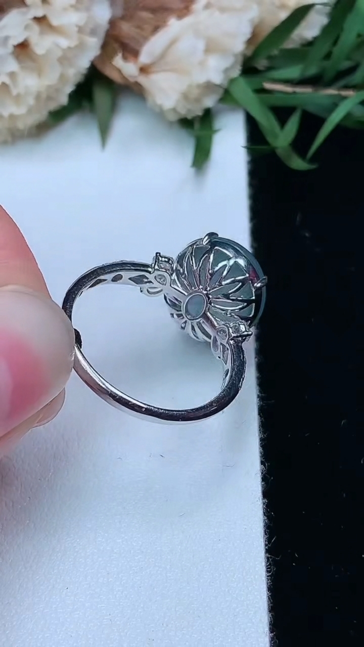 天然A货翡翠蓝水蛋面戒指，尺寸17.2-12.4-11，重量:3.36g2026年3月17日
工厂直销收藏佳品,种好水足，色泽均匀，有种有色，上手高大气！