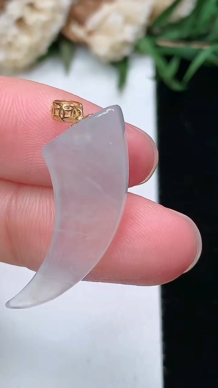 天然A货翡翠白冰狼牙吊坠，尺寸29.5-9.5-3.9，重量:2.20g
3月17日