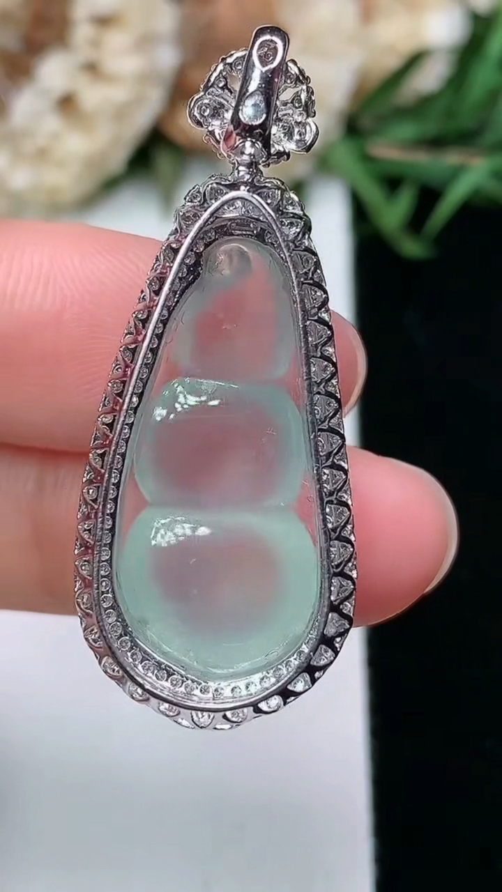 天然A货翡翠白冰福豆吊坠，尺寸38.8-15.5-11.5，裸石25.2-11.8，重量:4.16g
3月17日1.8，重量:4.16g