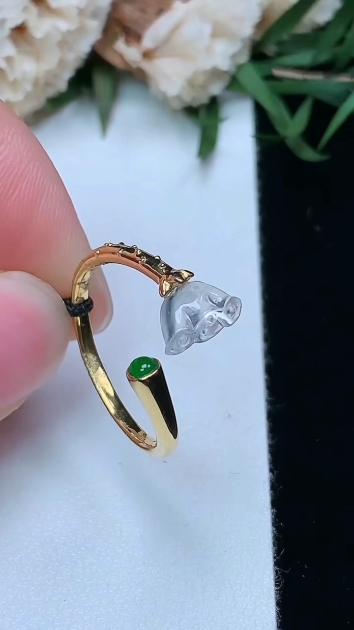 天然A货翡翠白冰莲蓬戒指，尺寸17-4.9-8.2-2.6，重量:2.18g2026年3月17日
工