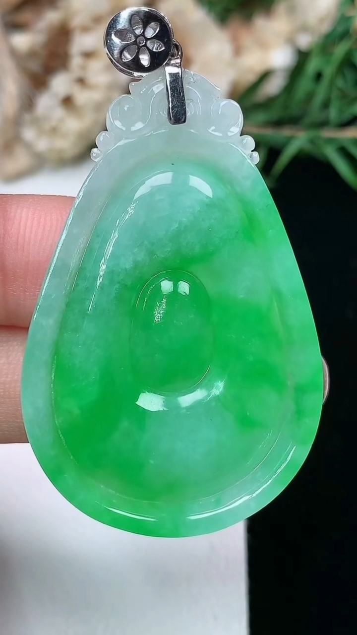 天然A货翡翠福贝吊坠，尺寸43.7-28.6-5，重量:12.13g
3月17日