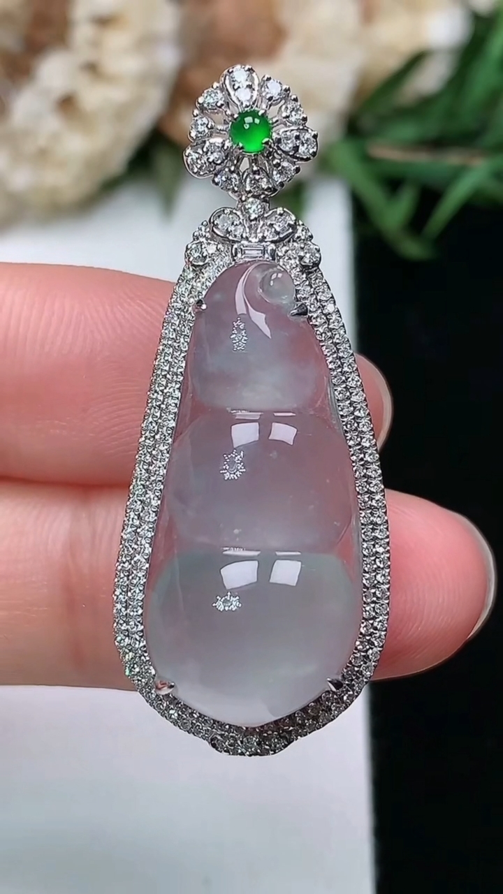 天然A货翡翠白冰福豆吊坠，尺寸38.8-15.5-11.5，裸石25.2-11.8，重量:4.16g