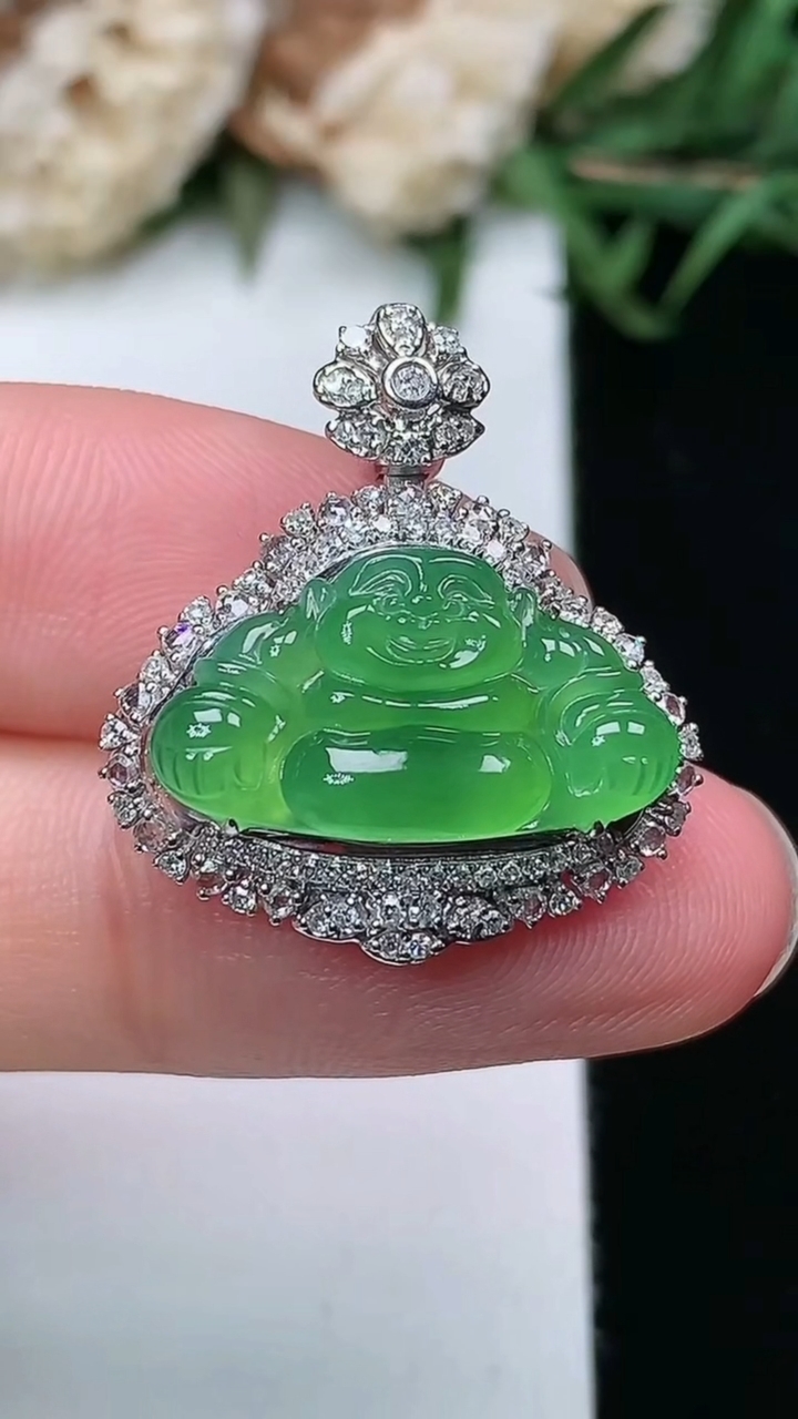 天然A货翡翠佛公吊坠，尺寸23.8-21.5-8，裸石10-18，重量:3.25g
3月17日