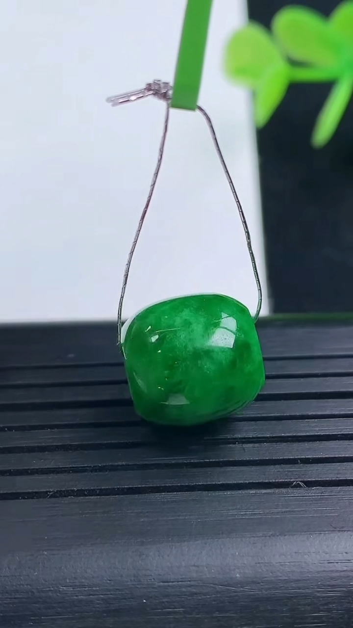 天然A货翡翠路路通吊坠尺寸11.7-11.8重量:3.37g
3月17日