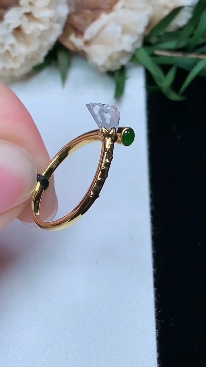 天然A货翡翠白冰莲蓬戒指，尺寸16.7-5-7-2.6，重量:2.15g2026年3月17日
工厂直销收藏佳品,种好水足，色泽均匀，有种有色，上手高大气！