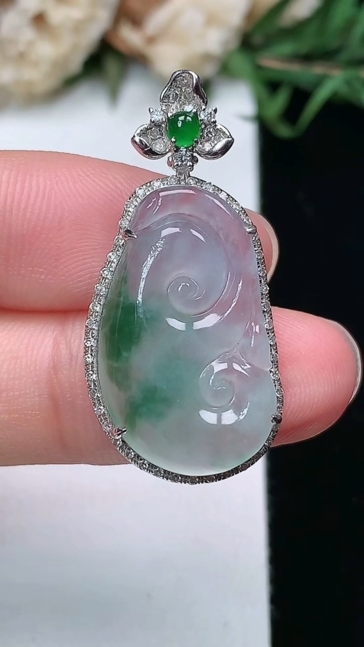 天然A货翡翠飘花如意吊坠，尺寸31.8-15.4-6.3，裸石21.5-13.3，重量:3.68g
