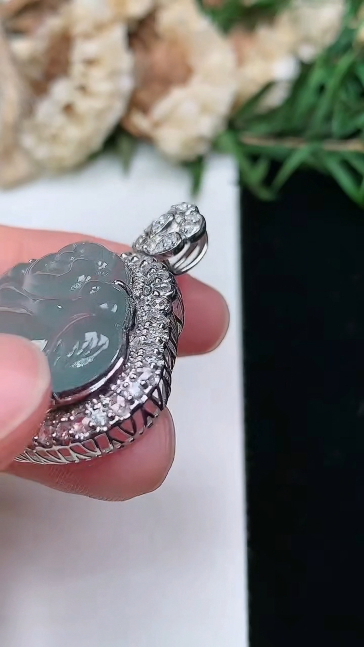 天然A货翡翠白冰佛公吊坠，尺寸33.8-32-10.7，裸石18-28，重量:7.37g
3月17日