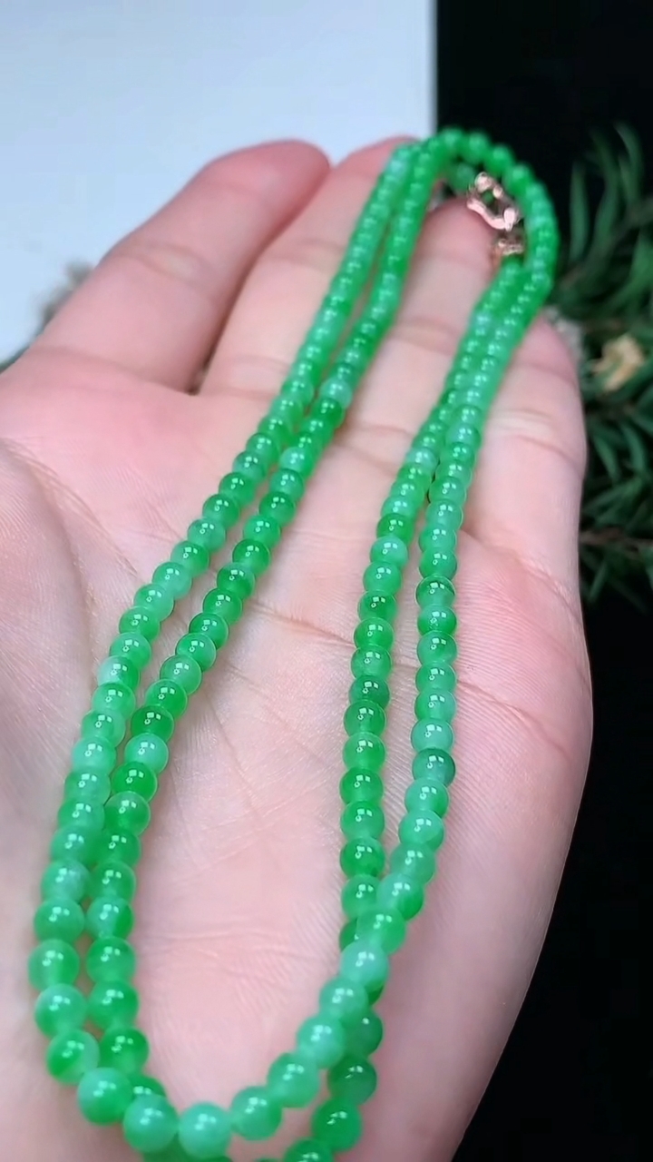 天然A货翡翠小米珠项链，尺寸3.6-171颗，重量:14.42g3月17日
工厂直销收藏佳品,种好水足，色泽均匀，有种有色，上手高大气！
