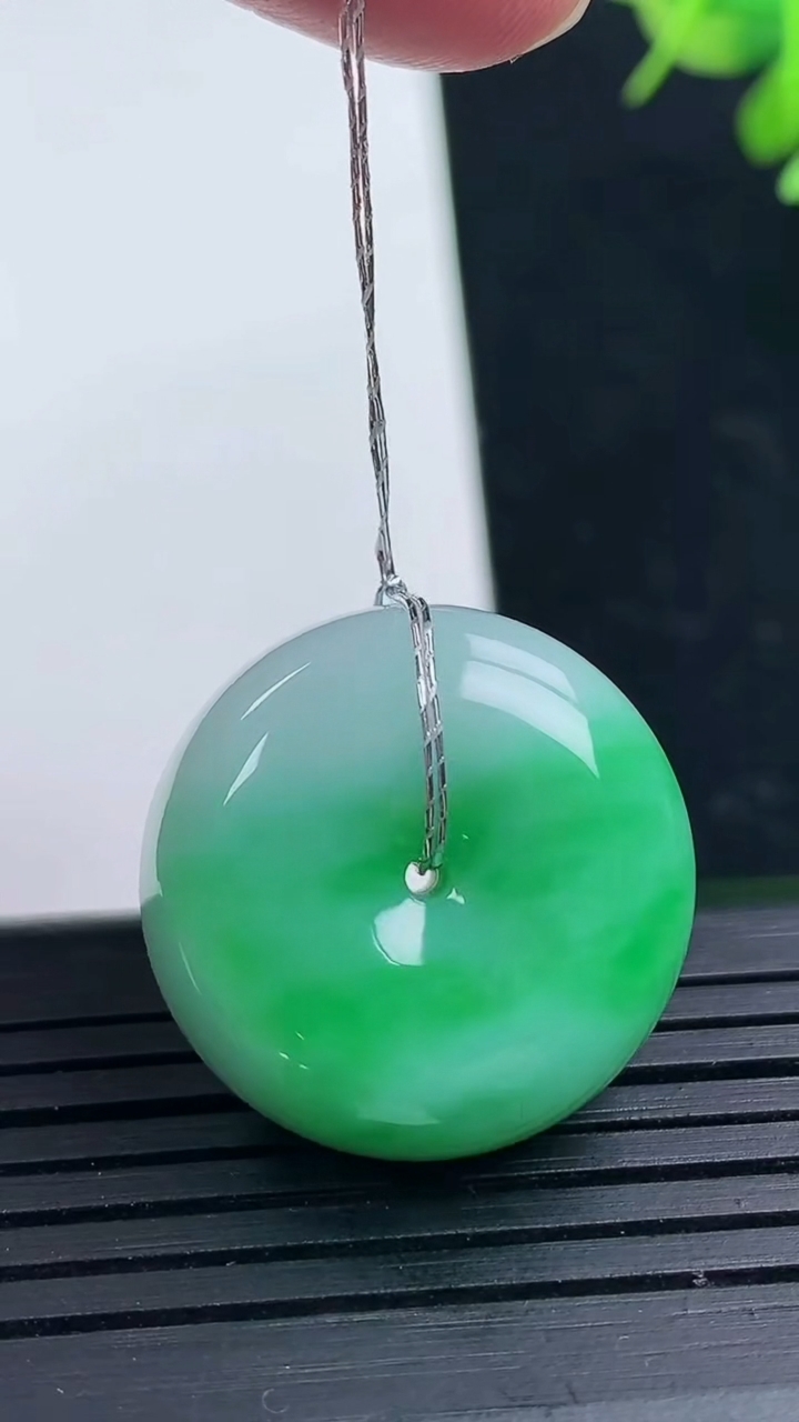 天然A货翡翠平安扣吊坠尺寸22.9-11.2重量:13.52g
3月17日