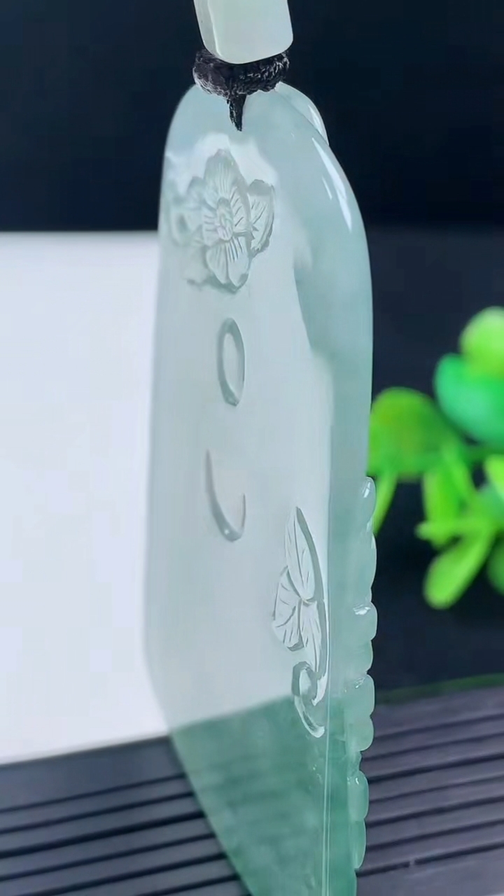 天然A货翡翠观音菩萨吊坠尺寸65.5-43.3-4.7重量:34.26g
3月17日