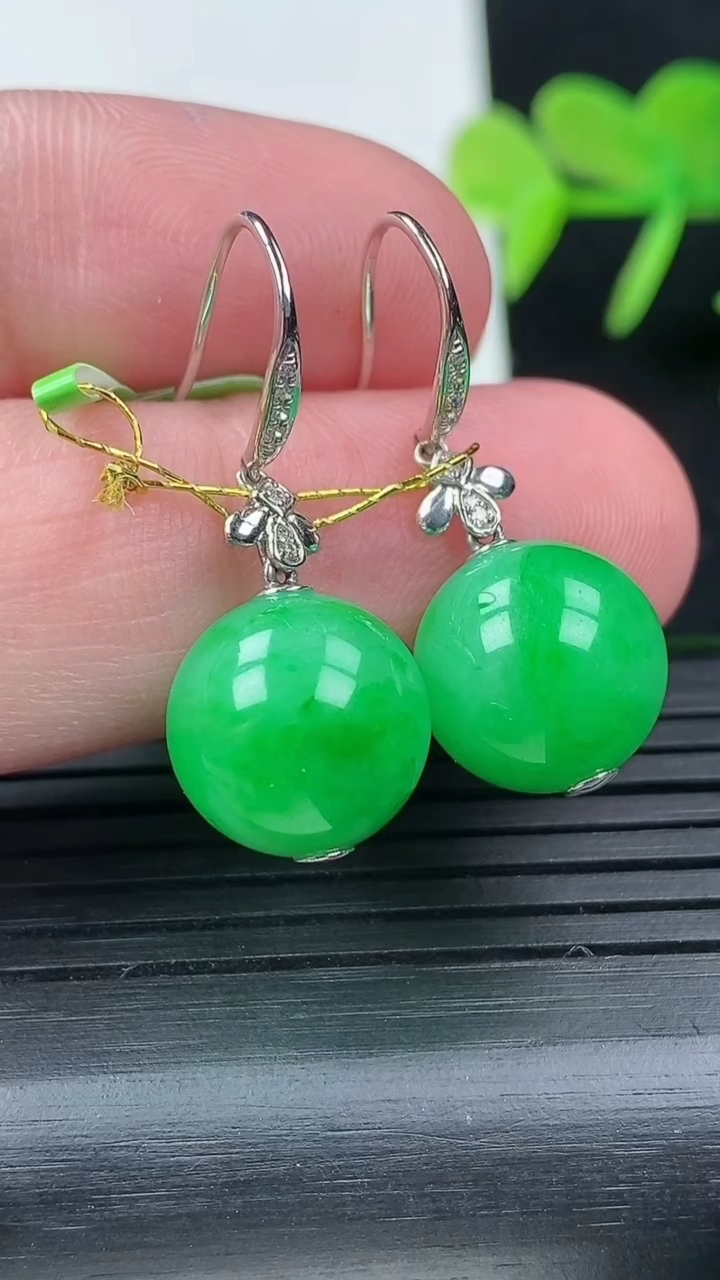 天然A货翡翠圆珠耳坠尺寸11.8重量:7.47g3月17日
工厂直销收藏佳品,种好水足，色泽均匀，有