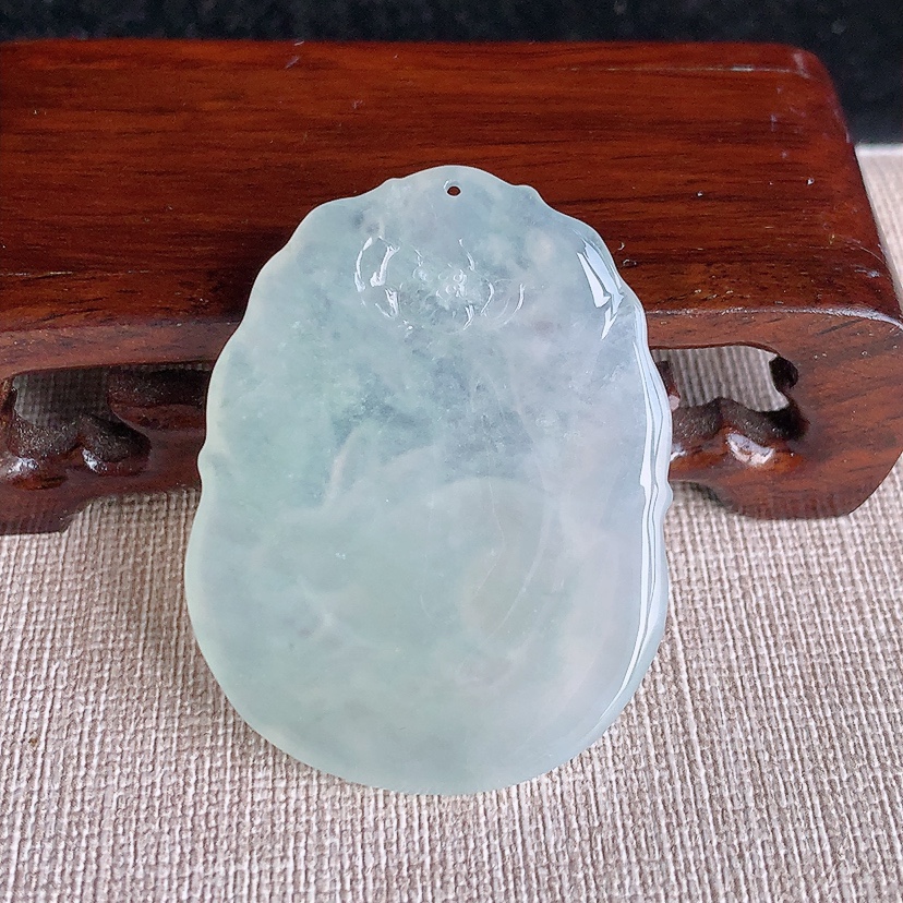 天然A货翡翠晴水生肖兔吊坠 
尺寸47.6-36.6-5mm 重量18.56g 0315