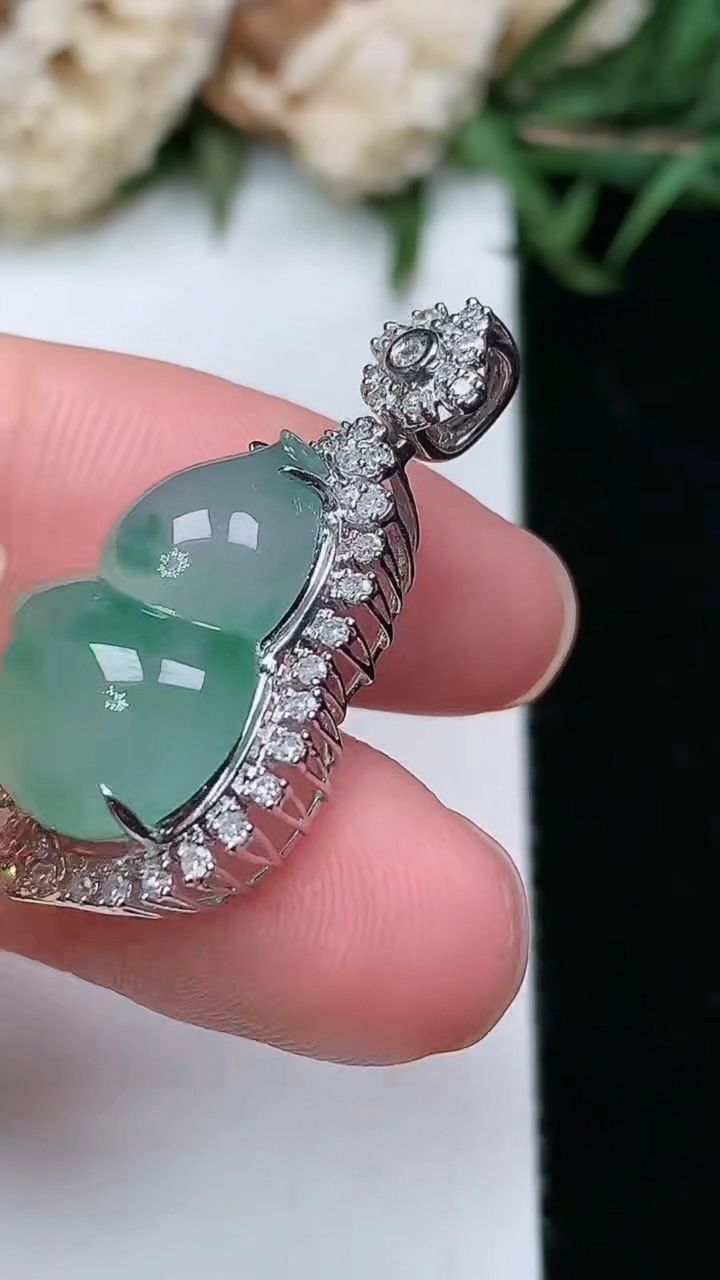 天然A货翡翠葫芦吊坠，尺寸29.4-17-11.2，裸石17.4-13.4，重量:4.02g
3月17日，重量:4.02g