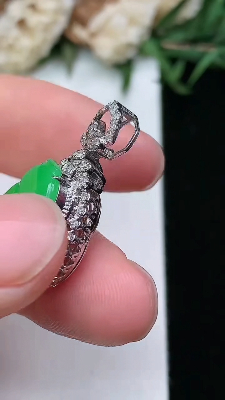 天然A货翡翠葫芦吊坠，尺寸25.3-15.5-8.9
3月17日