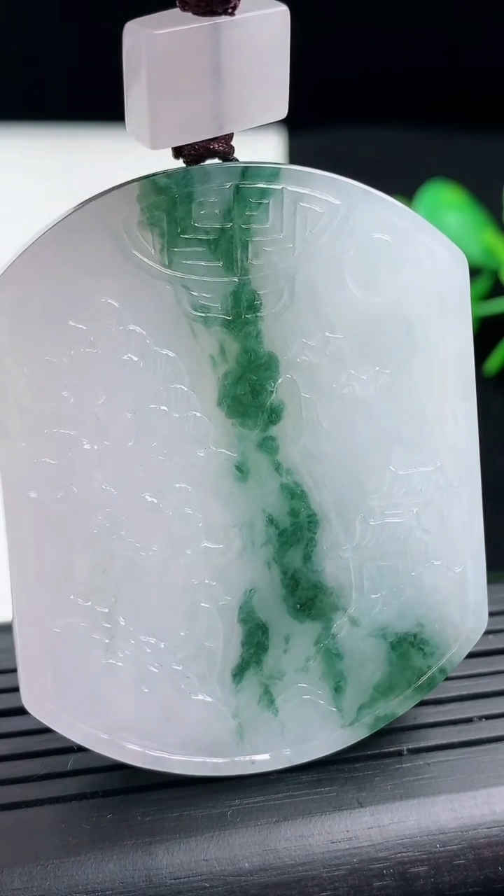 天然A货翡翠牌吊坠尺寸52.6-42.2-8.5重量:56.48g
3月17日