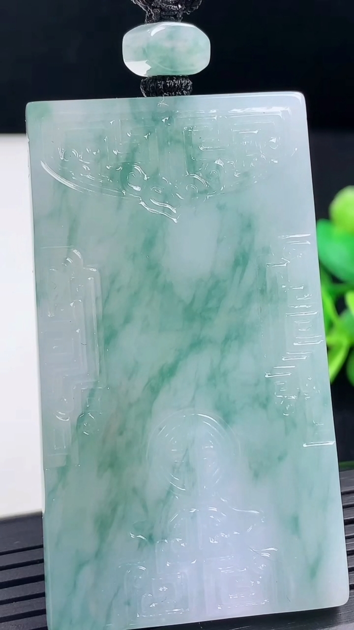 天然A货翡翠飘花仿古无事牌吊坠尺寸60-34.7-5.5重量:42.54g
3月17日