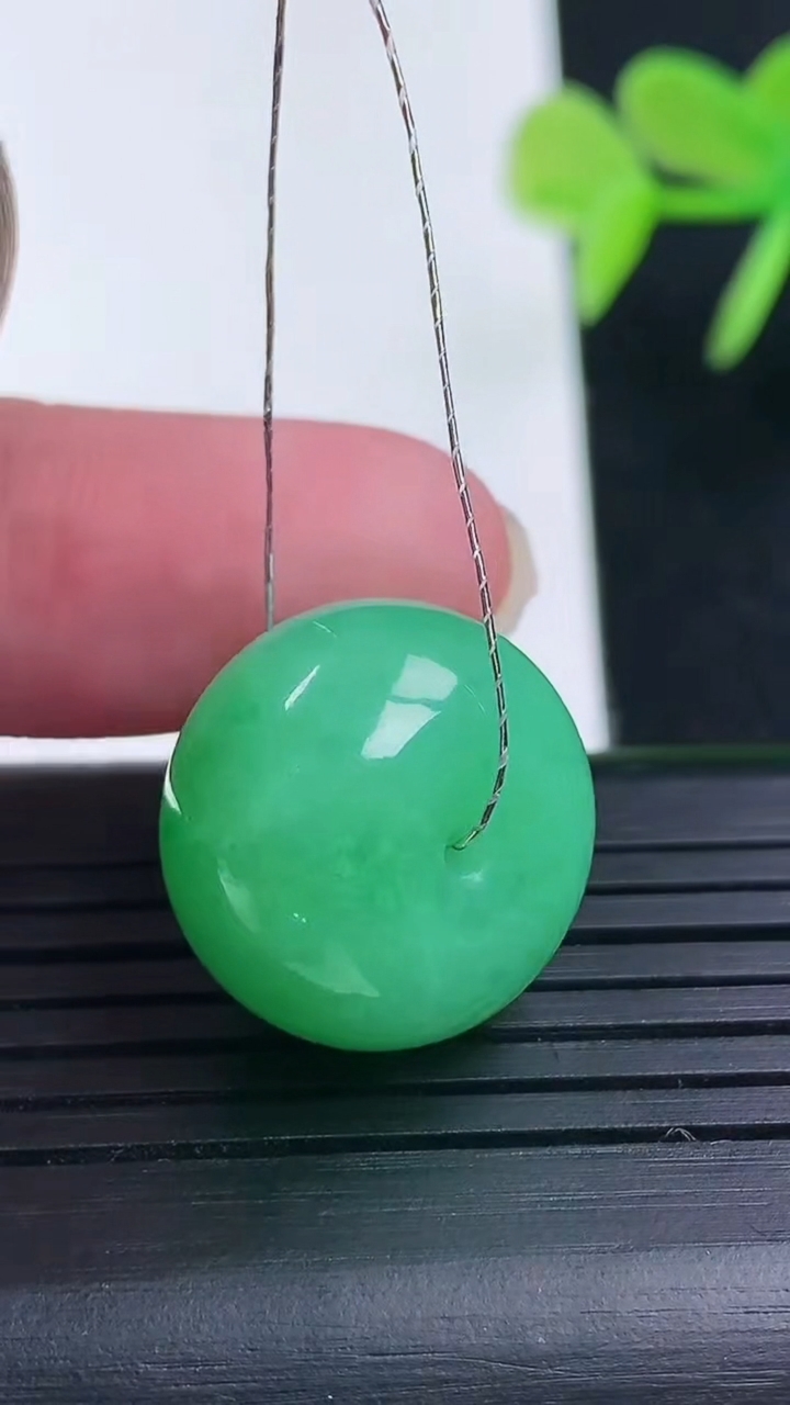 天然A货翡翠路路通吊坠尺寸17.8-12.5重量:8.83g
3月17日