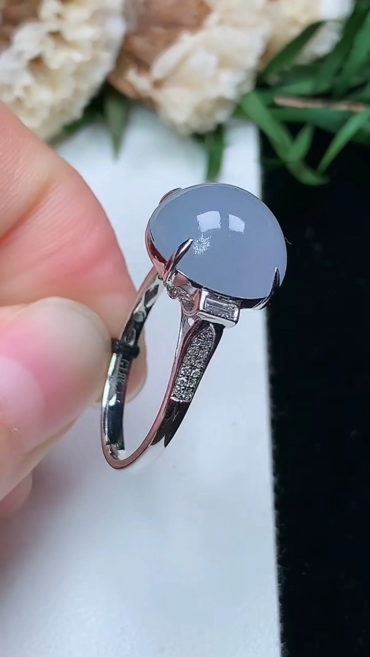 天然A货翡翠k金紫罗兰蛋面戒指，尺寸17.7-12.2-12，重量:4.37g2026年3月17日
工厂直销收藏佳品,种好水足，色泽均匀，有种有色，上手高大气！