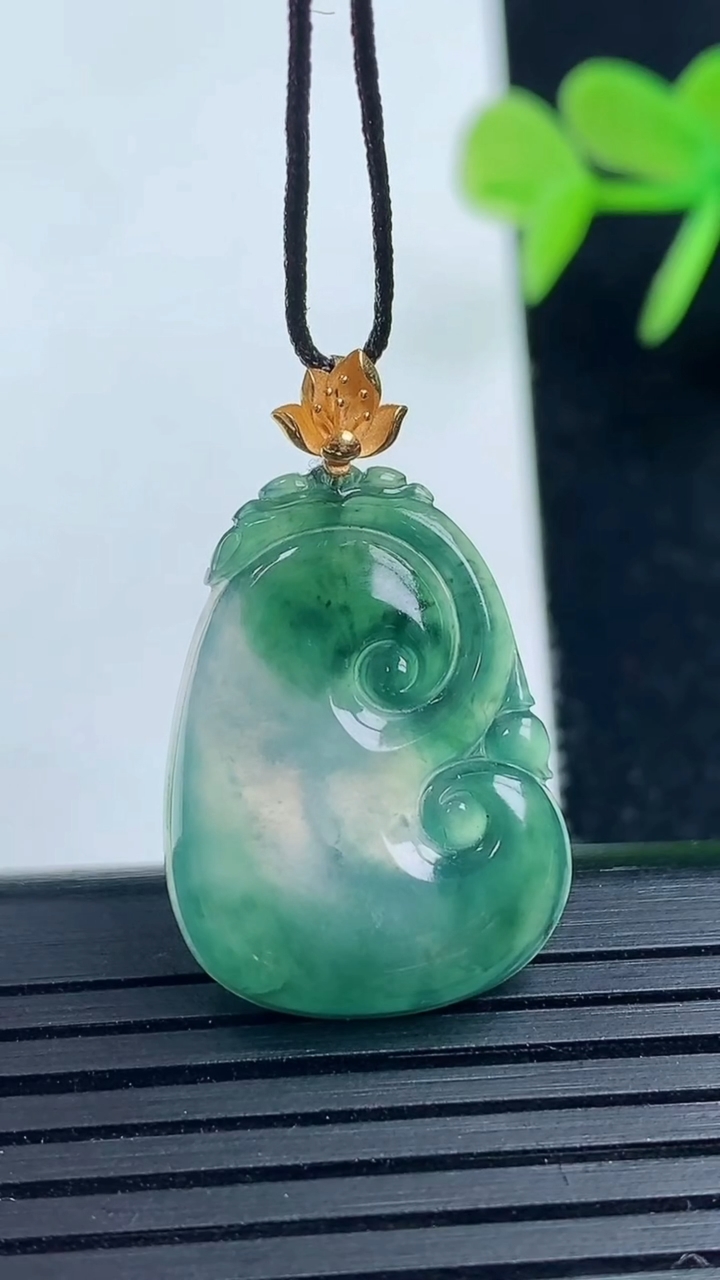 天然A货翡翠种飘花如意吊坠尺寸24.5-17.8-3.6重量:3.36g
3月17日