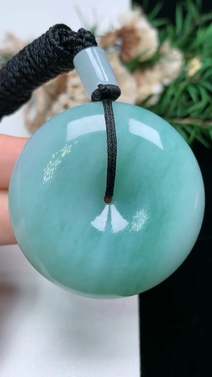 天然A货翡翠平安扣吊坠，尺寸43.8-13.4，重量:56.16g
3月17日