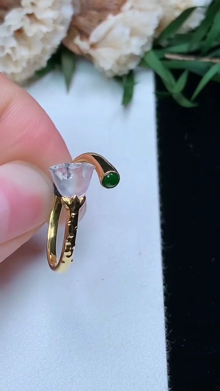 天然A货翡翠白冰莲蓬戒指，尺寸16.7-5-7-2.6，重量:2.15g2026年3月17日
工厂直销收藏佳品,种好水足，色泽均匀，有种有色，上手高大气！