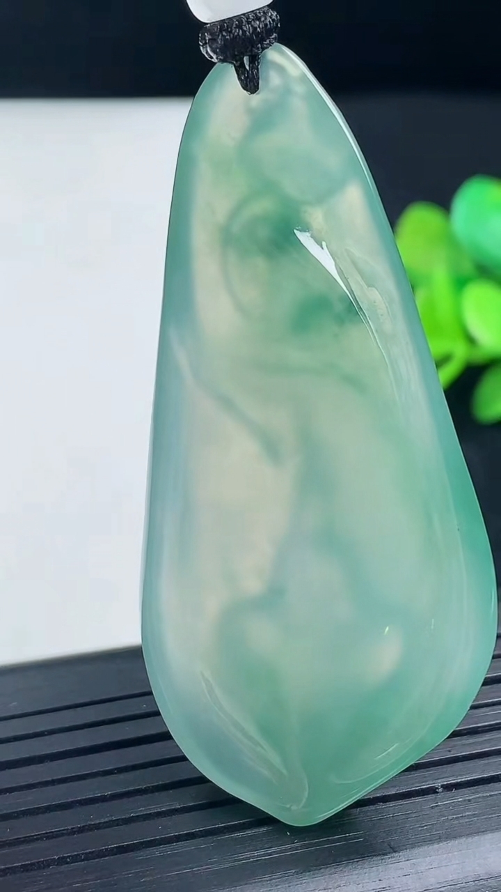 天然A货翡翠无相观音吊坠尺寸57.5-28.4-6.7重量:20.89g
3月17日