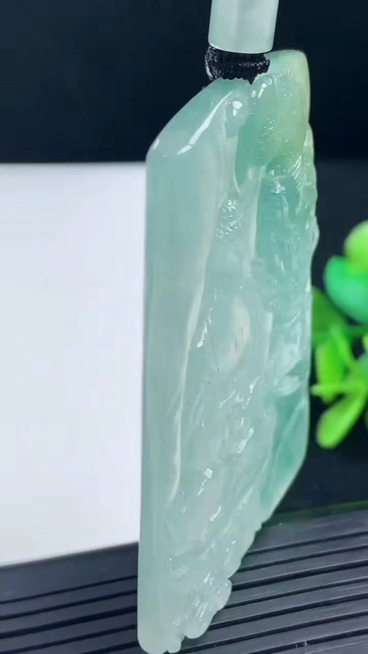 天然A货翡翠祥龙阿弥陀佛吊坠尺寸61-41.6-5.4重量:40.73g
3月17日