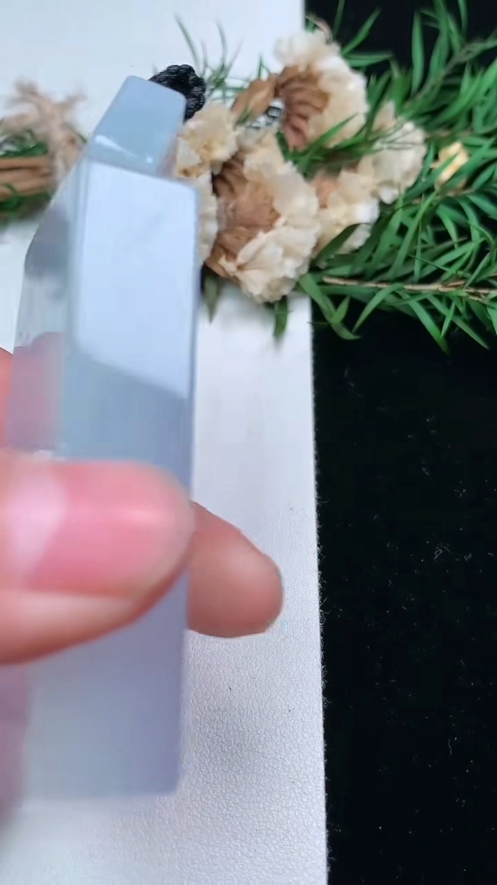 天然A货翡翠春带彩 紫罗兰仿古无事牌吊坠，尺寸60.5-37-12.2，重量:81.30g
3月17日