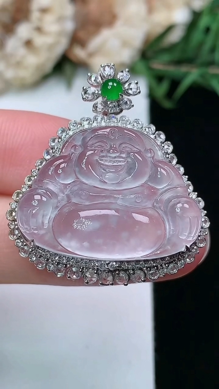 天然A货翡翠白冰佛公吊坠，尺寸31.2-27.9-12，裸石17.8-24.3，重量:6.51g
3