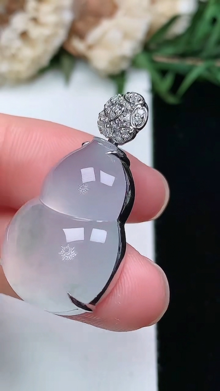 天然A货翡翠葫芦吊坠，尺寸23.6-18.5-8.2，重量:6.46g
3月17日