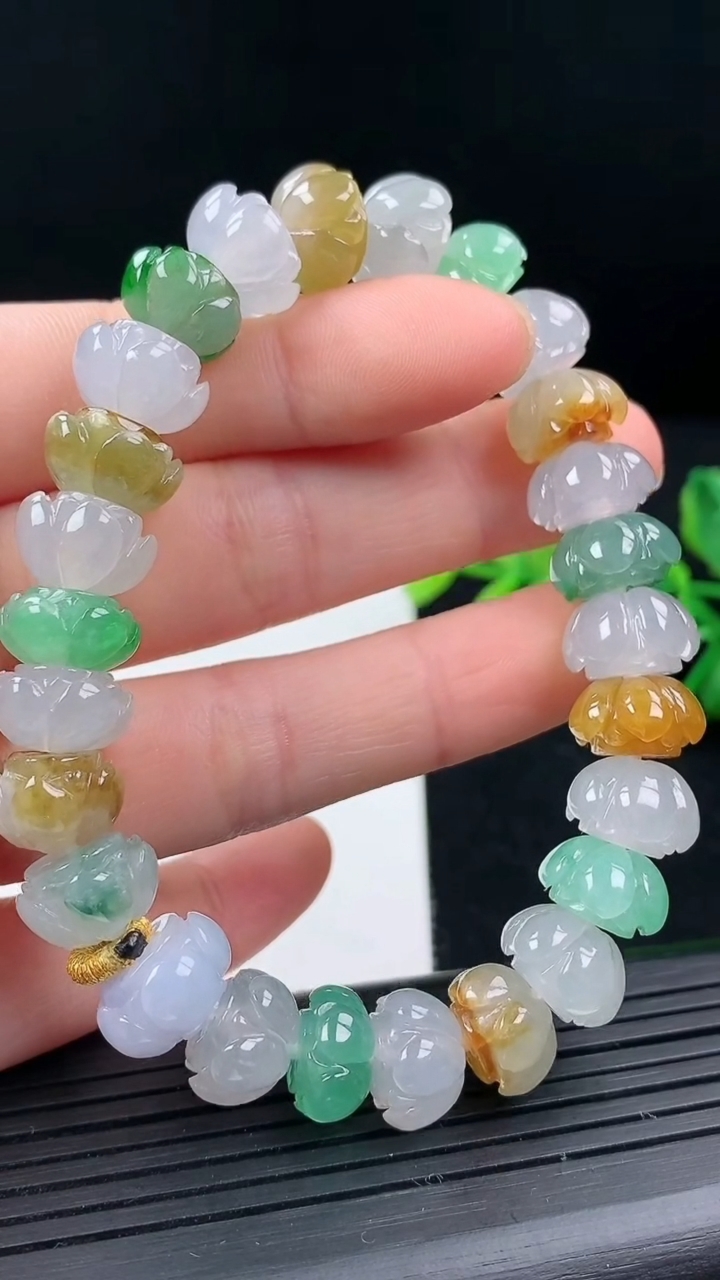 天然A货翡翠三彩莲花手串尺寸11.6-6.8重量:37.81g3月17日
工厂直销收藏佳品,种好水足，色泽均匀，有种有色，上手高大气！