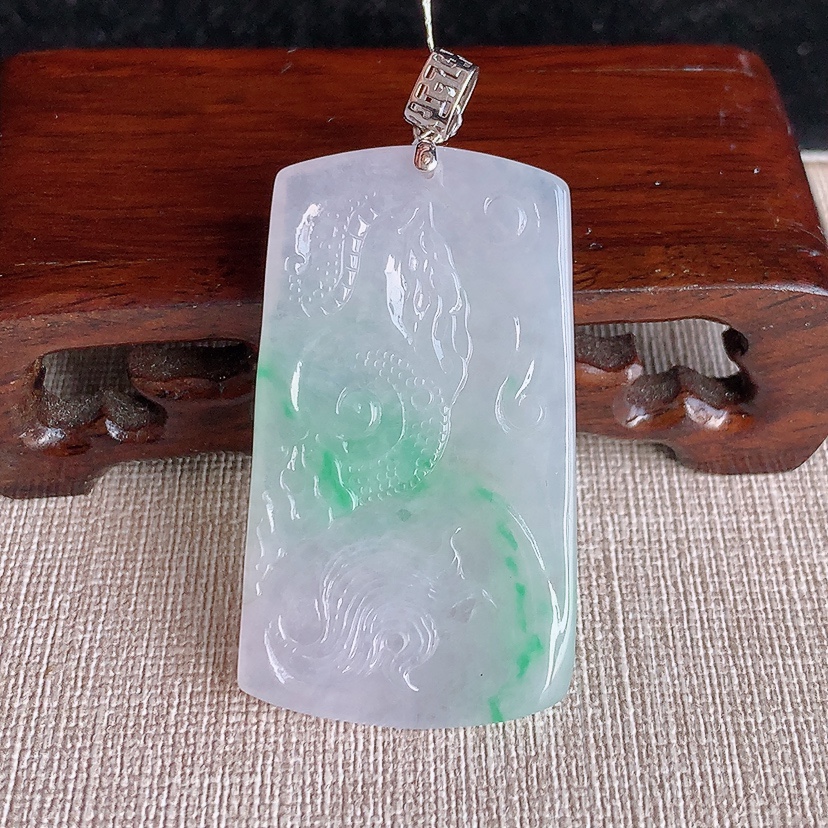 天然A货翡翠18K金扣头飘绿龙牌吊坠  
尺寸49-28.3-5.6mm 重量18.50g 0315