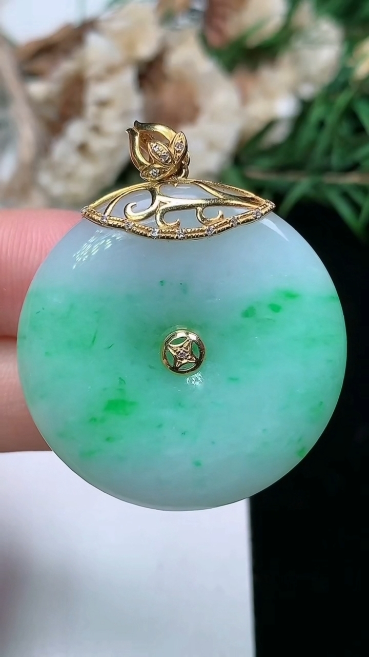 天然A货翡翠平安扣吊坠，尺寸31.6-5.9，重量:13.64g
3月17日